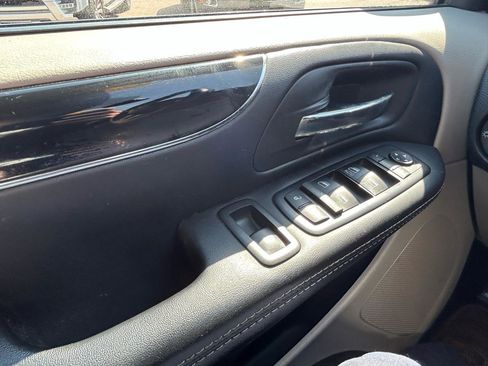 Used 2016 Dodge Grand Caravan SE FWD image 27