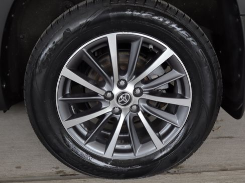 Used 2019 Toyota Highlander XLE AWD/4WD image 29