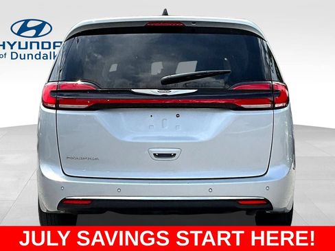 Used 2024 Chrysler Pacifica Touring-L FWD image 7