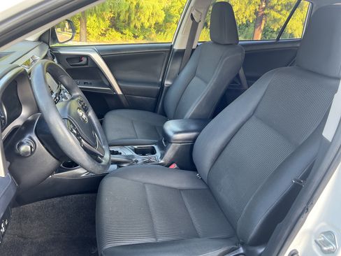 Used 2018 Toyota RAV4 LE FWD image 14