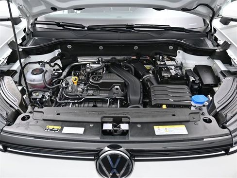 Certified 2025 Volkswagen Taos SE image 34