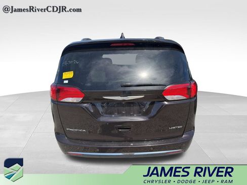 Used 2017 Chrysler Pacifica Limited FWD image 5