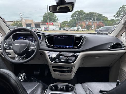 Used 2022 Chrysler Pacifica Touring-L FWD image 36