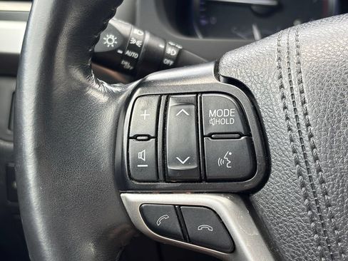 Used 2019 Toyota Highlander SE w/ Nightshade Edition FWD image 21