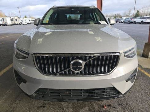 Used 2025 Volvo XC40 B5 Plus image 2