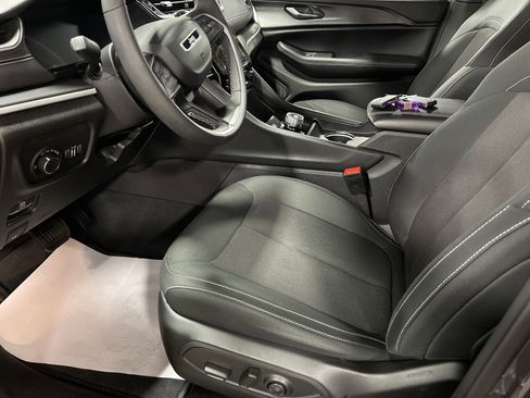 Used 2024 Jeep Grand Cherokee Laredo w/ Luxury Tech Group I image 9