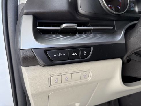 Used 2023 Kia Carnival LX image 29