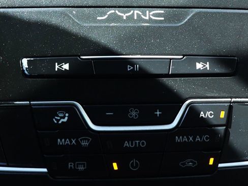 Used 2019 Ford Fusion SE image 45