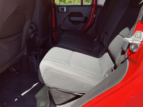 Used 2021 Jeep Gladiator Willys AWD/4WD image 18