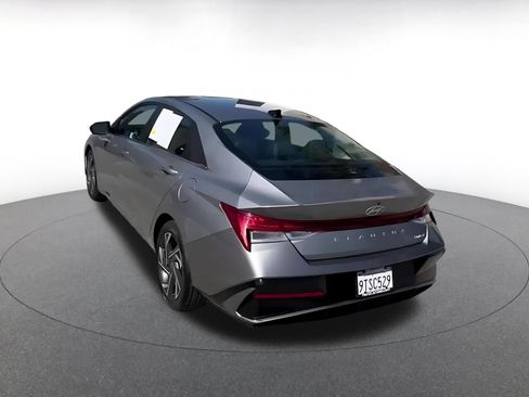 Used 2025 Hyundai Elantra Limited FWD image 11