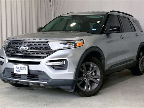 Used 2022 Ford Explorer XLT w/ Equipment Group 202A RWD image 2