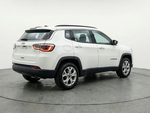 Used 2025 Jeep Compass Latitude AWD/4WD image 9