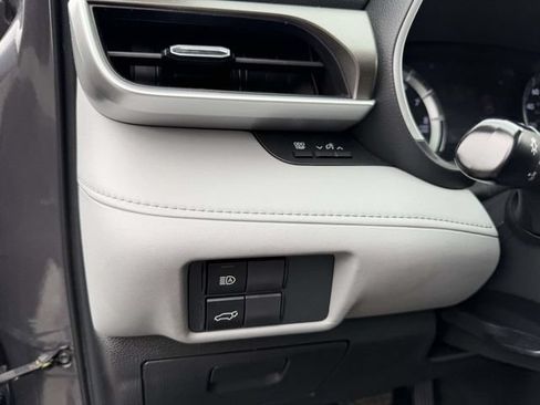 Used 2021 Toyota Highlander XLE AWD/4WD image 23