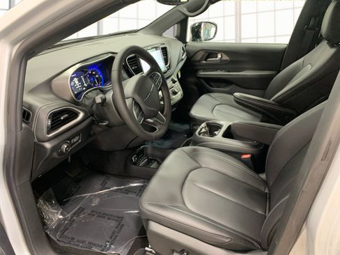 New 2026 Chrysler Pacifica Select image 9