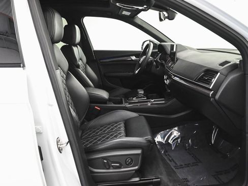 Used 2025 Audi SQ5 Premium Plus w/ Premium Plus Package image 32