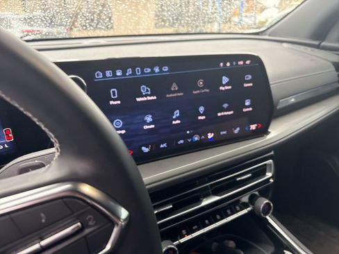 Used 2024 Chevrolet Traverse LT w/ Midnight/Sport Edition image 9