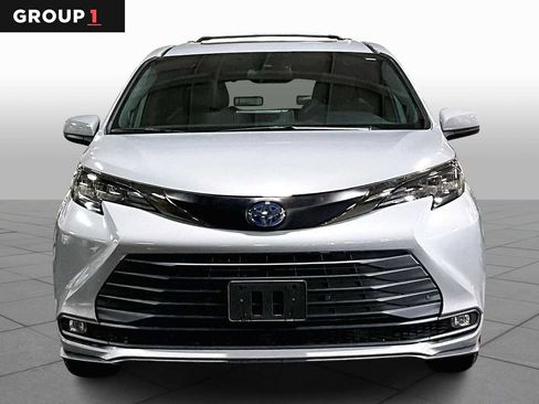 Certified 2022 Toyota Sienna XLE Woodland Edition image 4