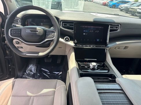 Used 2024 Jeep Wagoneer L Series II w/ Flexible Seating Group AWD/4WD image 17