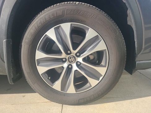 Used 2024 Toyota Highlander XLE image 9