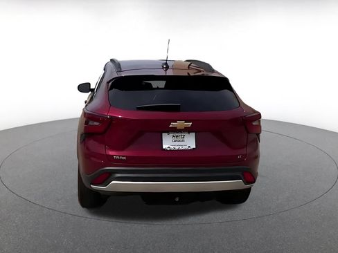 Used 2025 Chevrolet Trax LT w/ LT Convenience Package FWD image 12