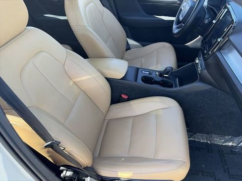 Used 2020 Volvo XC40 T5 Momentum w/ Protection Package Premier AWD/4WD image 11