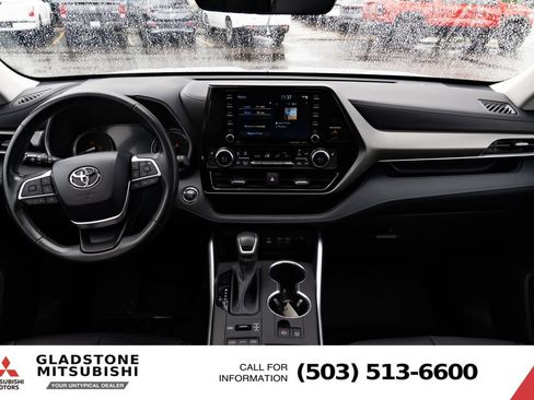 Used 2022 Toyota Highlander XLE AWD/4WD image 8