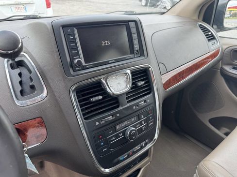 Used 2014 Chrysler Town & Country Touring-L image 15