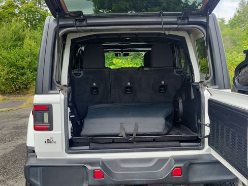 Used 2018 Jeep Wrangler Unlimited Sahara AWD/4WD image 17