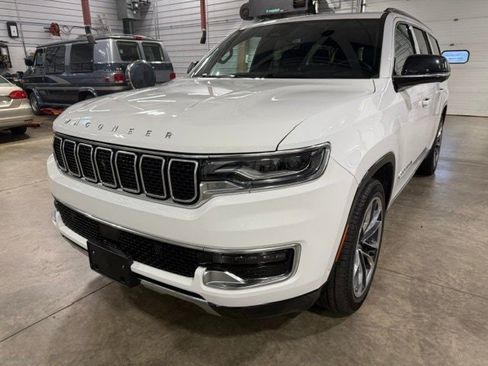 Certified 2024 Jeep Wagoneer L Series III w/ Premium Group I AWD/4WD image 40