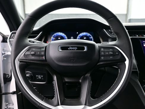 Used 2025 Jeep Grand Cherokee Laredo X w/ Luxury Tech Group I image 24