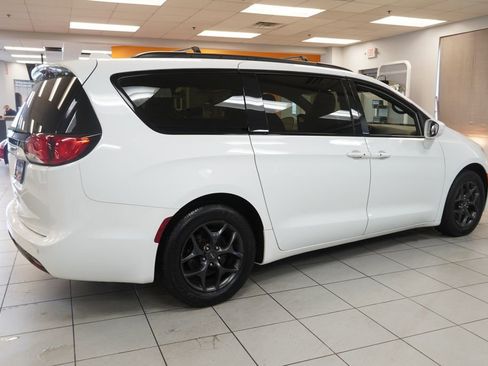 Used 2018 Chrysler Pacifica Touring-L Plus w/ S Appearance Package FWD image 11