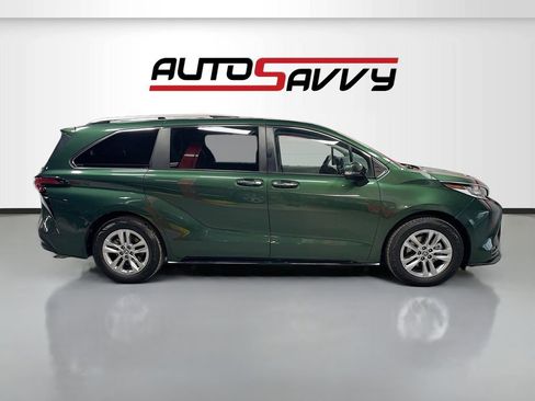 Used 2022 Toyota Sienna Limited image 8