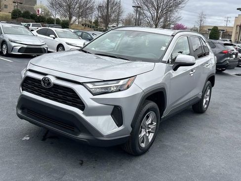 Used 2025 Toyota RAV4 XLE AWD/4WD image 8
