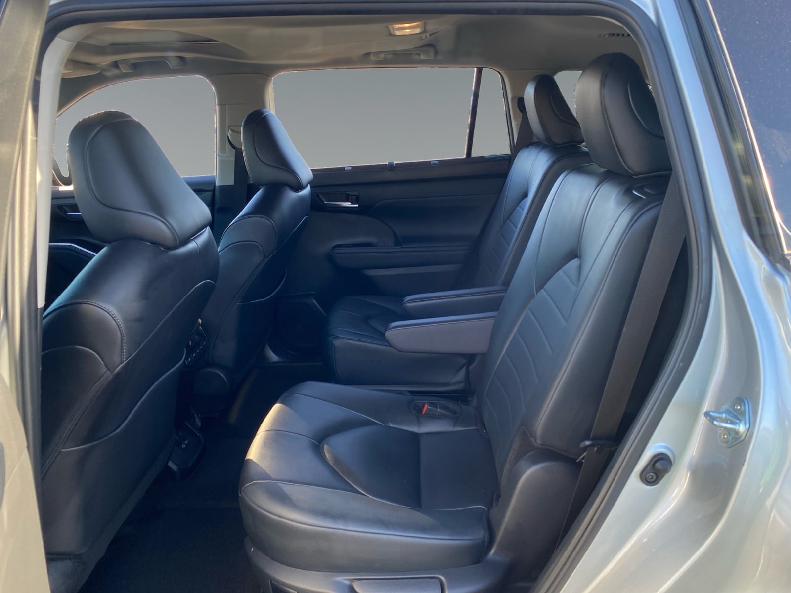 Used 2024 Toyota Highlander XLE FWD image 13