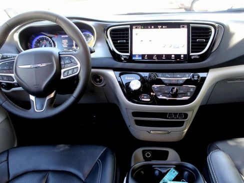 Used 2024 Chrysler Pacifica Touring-L FWD image 30