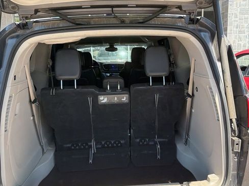 Used 2017 Chrysler Pacifica Touring-L image 5