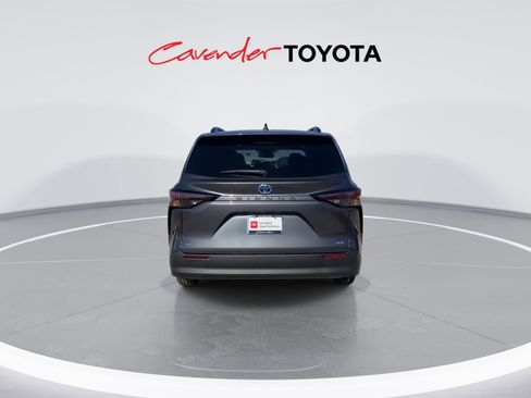 Certified 2025 Toyota Sienna XLE image 7
