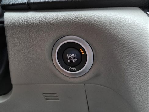 Used 2024 Chrysler Pacifica Touring-L FWD image 21