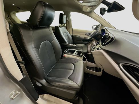 Used 2024 Chrysler Pacifica Touring-L image 33