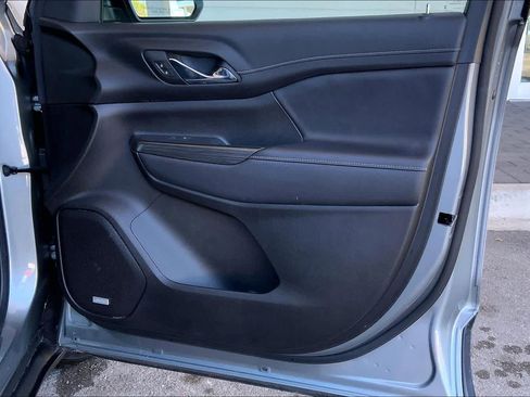 Used 2023 GMC Acadia SLT image 23