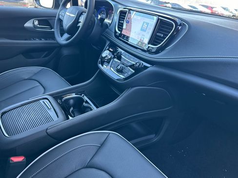 New 2026 Chrysler Pacifica Limited w/ S Appearance Package image 17