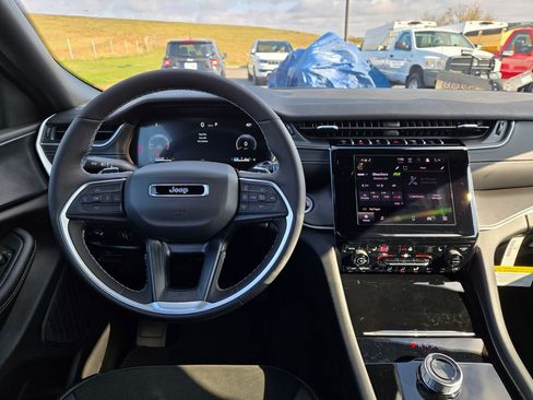New 2025 Jeep Grand Cherokee Altitude image 17