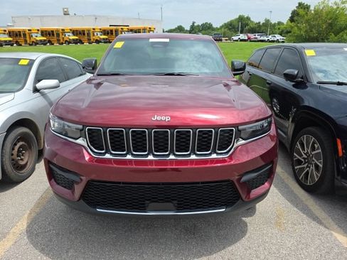 Used 2025 Jeep Grand Cherokee Laredo AWD/4WD image 8