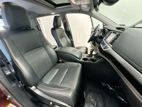 Used 2019 Toyota Highlander XLE w/ Carpet Mat Package (TMS) AWD/4WD image 23