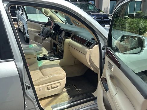 Used 2013 Lexus LX 570 4WD w/ Luxury Pkg image 21