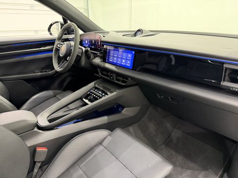 Certified 2025 Porsche Macan 4 Electric image 26