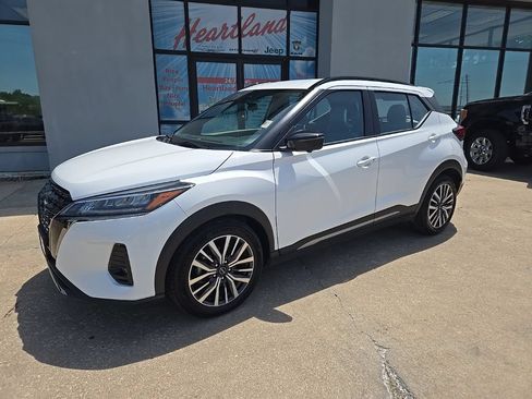 Used 2024 Nissan Kicks SR w/ SR Premium Package FWD image 3
