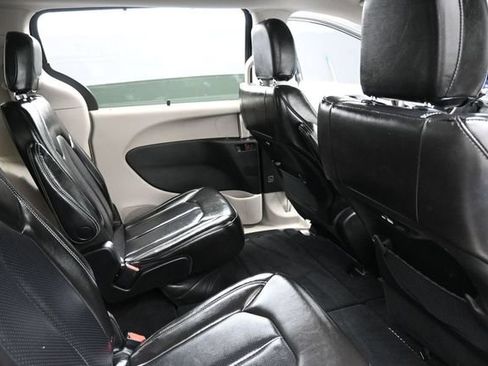 Used 2023 Chrysler Pacifica Touring-L FWD image 30