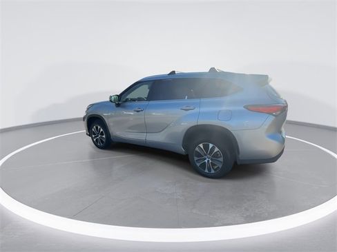 Used 2021 Toyota Highlander XLE image 6