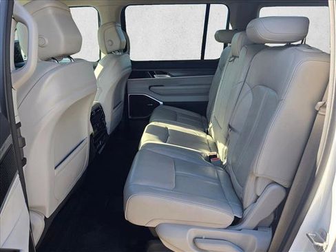 Used 2024 Jeep Wagoneer L Series III w/ Flexible Seating Group AWD/4WD image 18